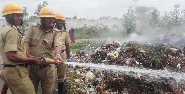 ಕಸದರಾಶಿಗೆ ಬೆಂಕಿಹಚ್ಚಿದ ಕಿಡಿಗೇಡಿಗಳು